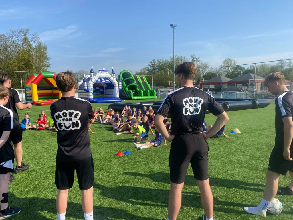 De trainers voor een groep met kinderen tijdens het Move For Fun vakantie kamp met springkussens