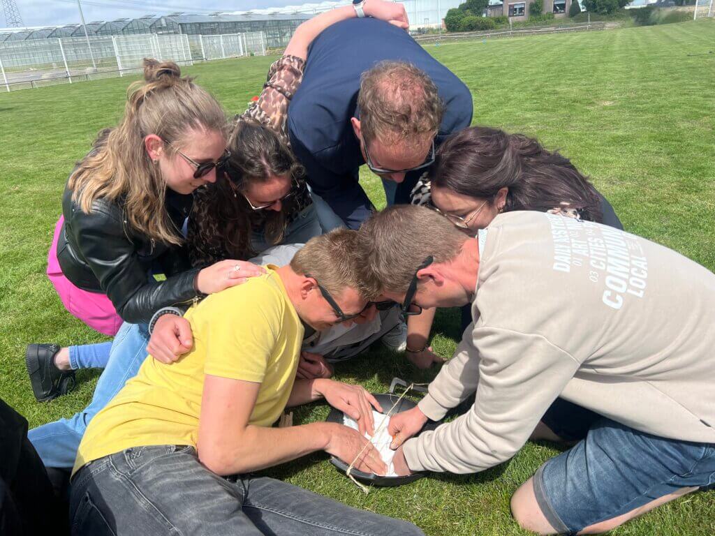 Expeditie Robinson teamuitje tijdens een leuke groepsactiviteit