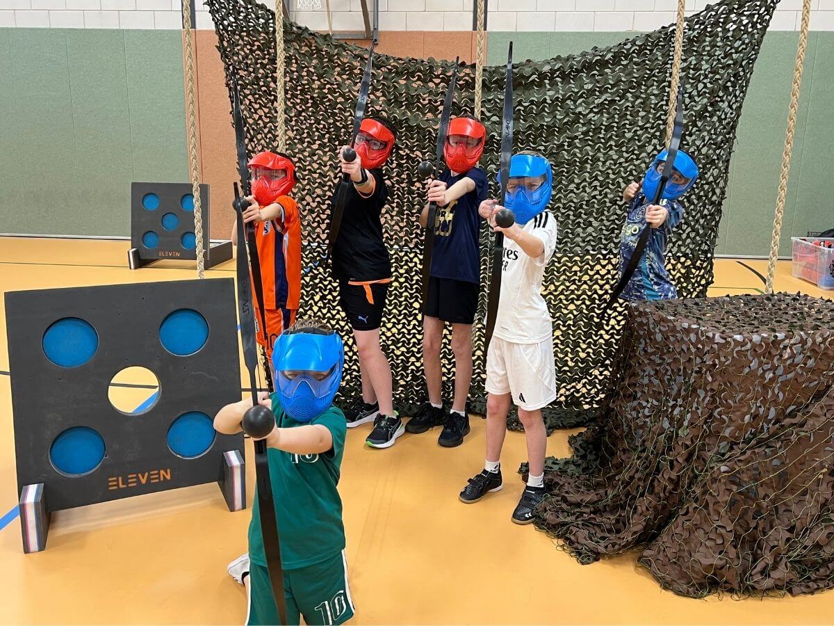 Archery tag schieten met een leuke groep