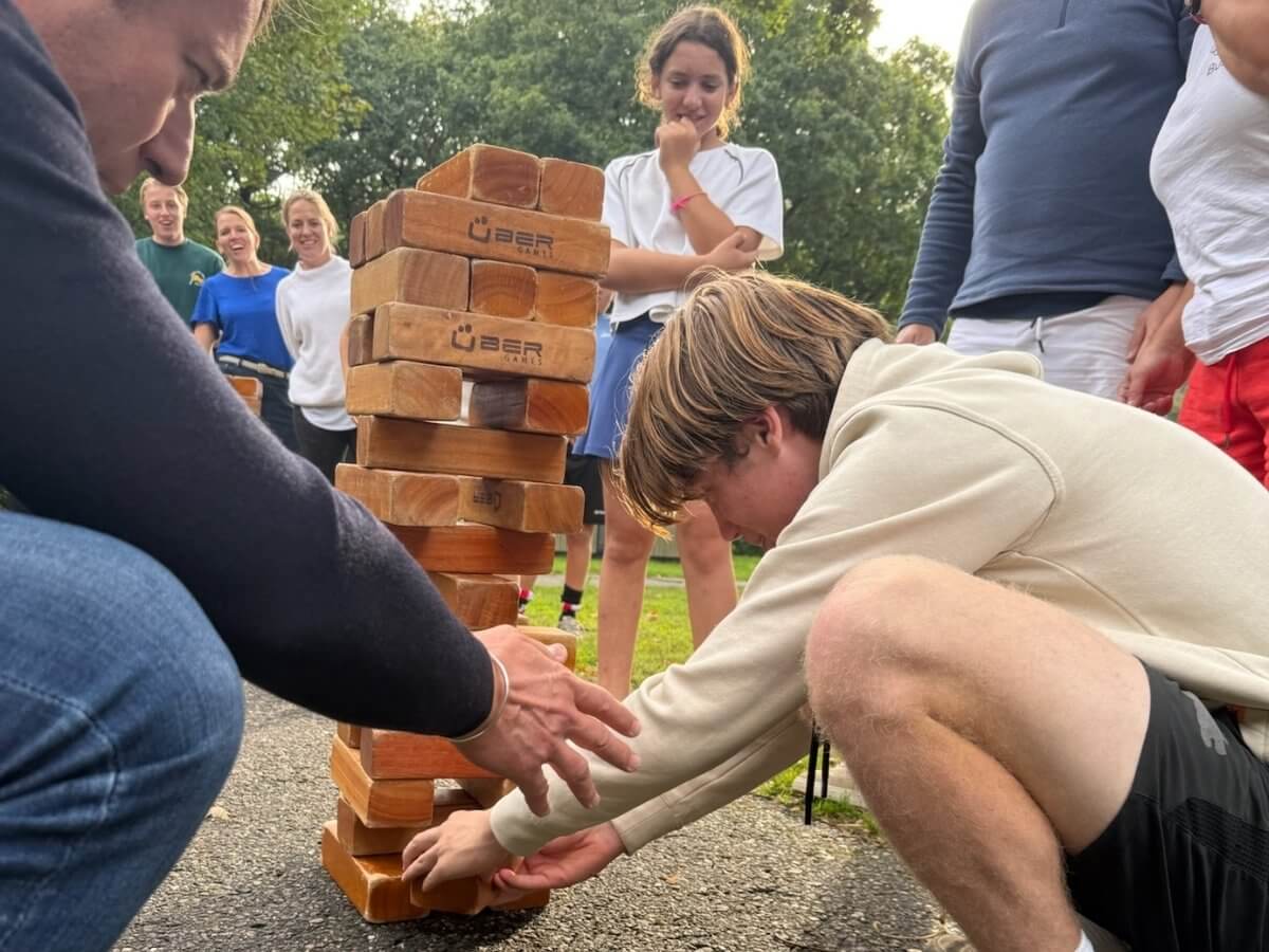 Spellen spelen tijdens een familiedag