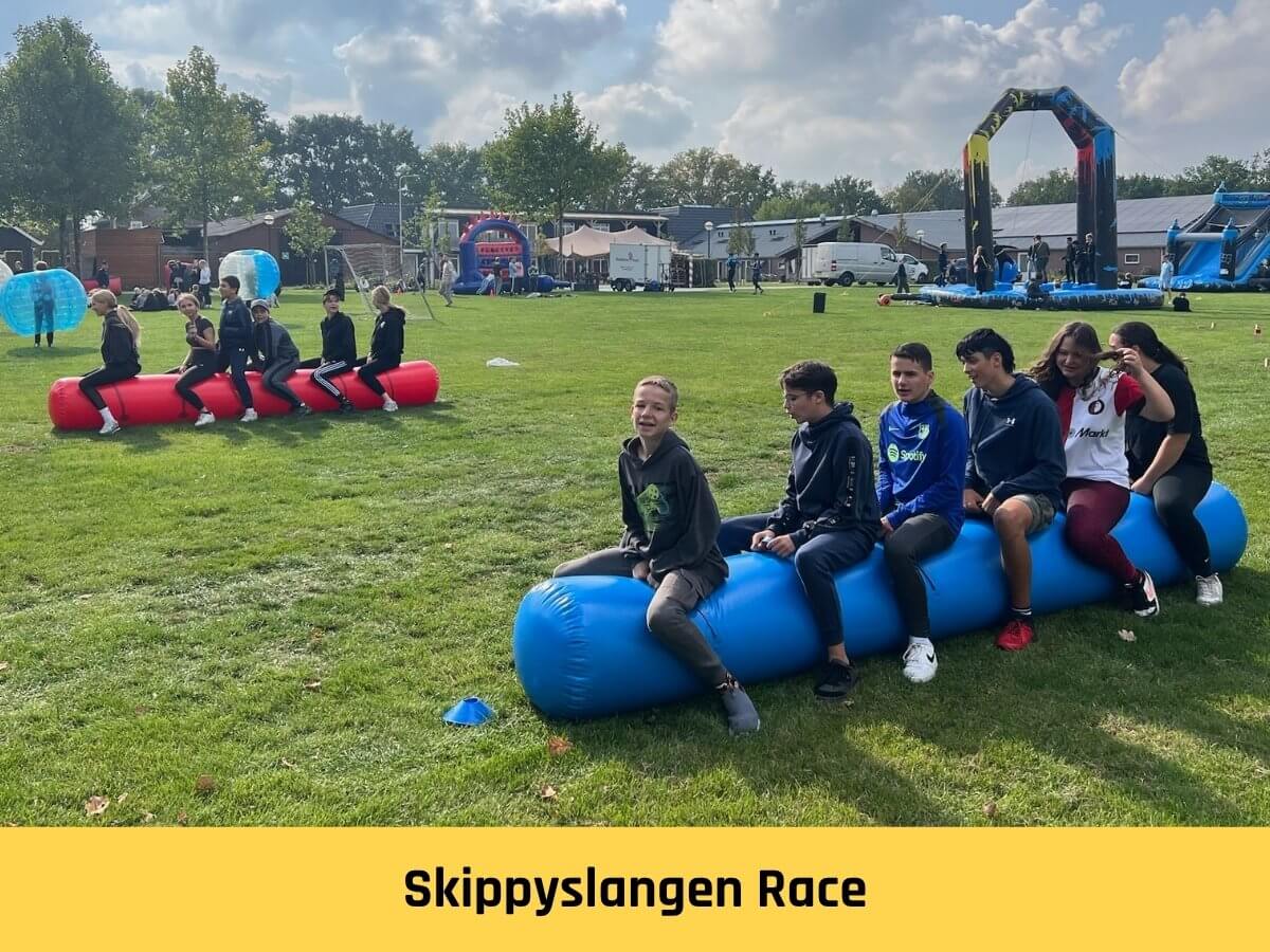 Skippyslangenrace-zeskamp-schoolkamp Skippyslangen race tijdens de zeskamp in Brabant