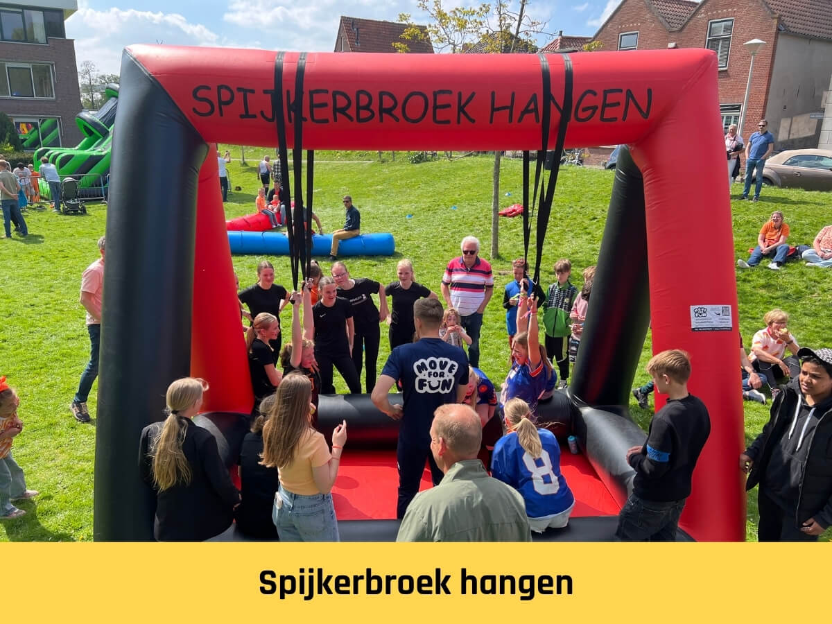 Spijkerbroek-hangen-zeskampspel Zeskampspel-buikschuiven-teambuilding