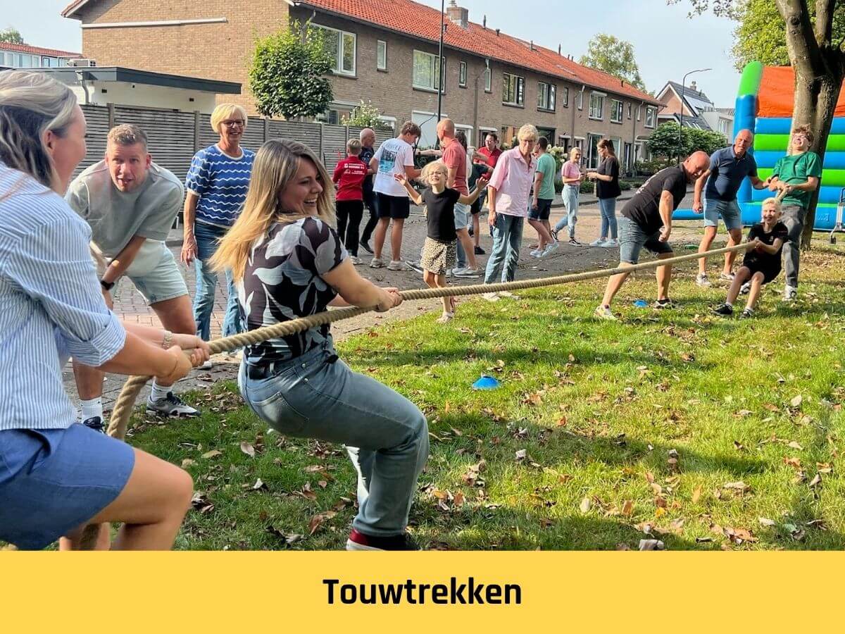 touwtrekken-zeskamp-burendag Team speelt touwtrekken tijdens zeskamp