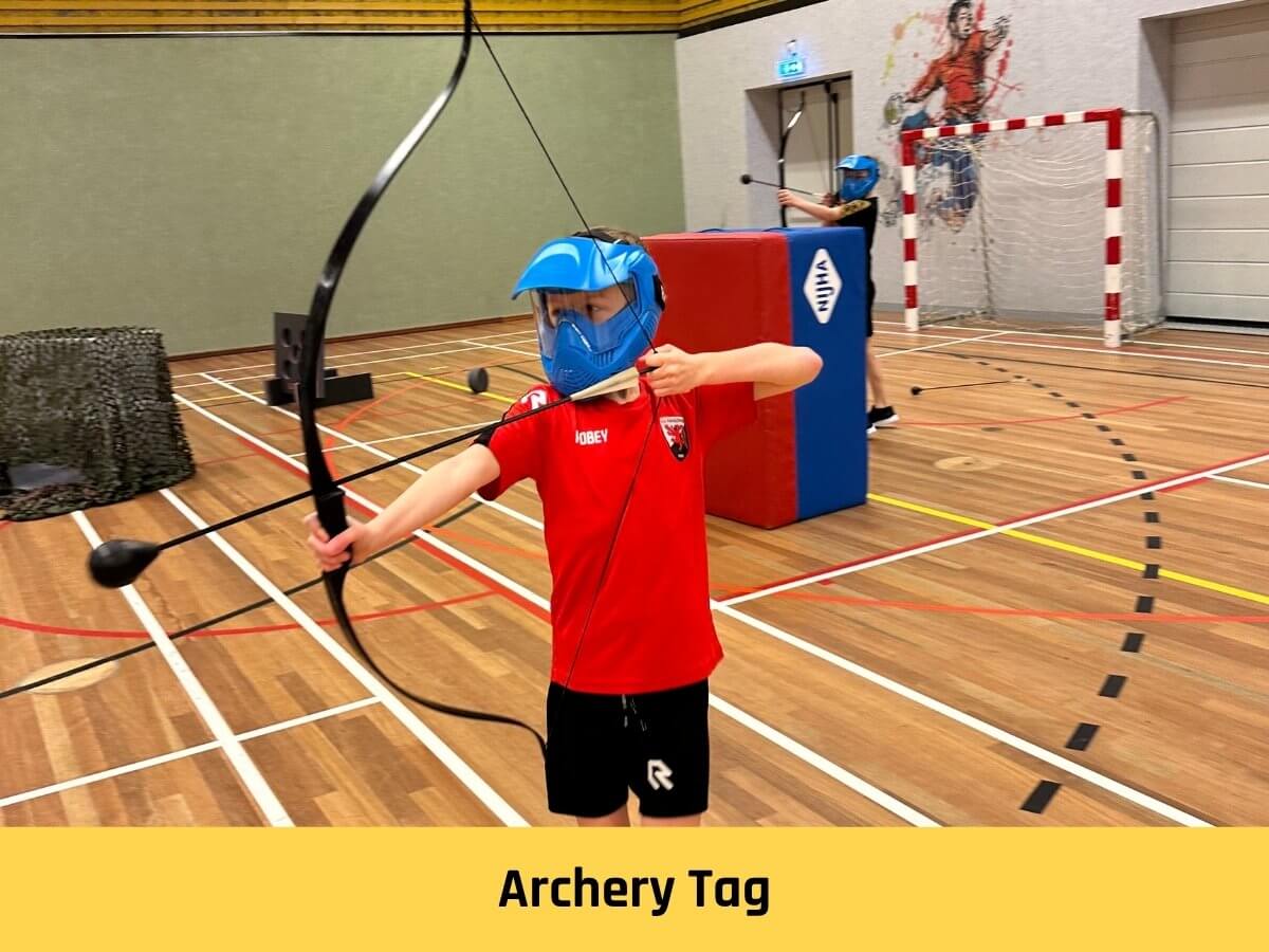 archery-tag-zeskamp-teambuilding Collega's schieten met pijl en boog tijdens een teambuilding activiteit
