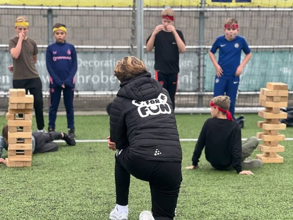 Instructeur geeft uitleg bij Mega Jenga tijdens het Expeditie Robinson kinderfeestje