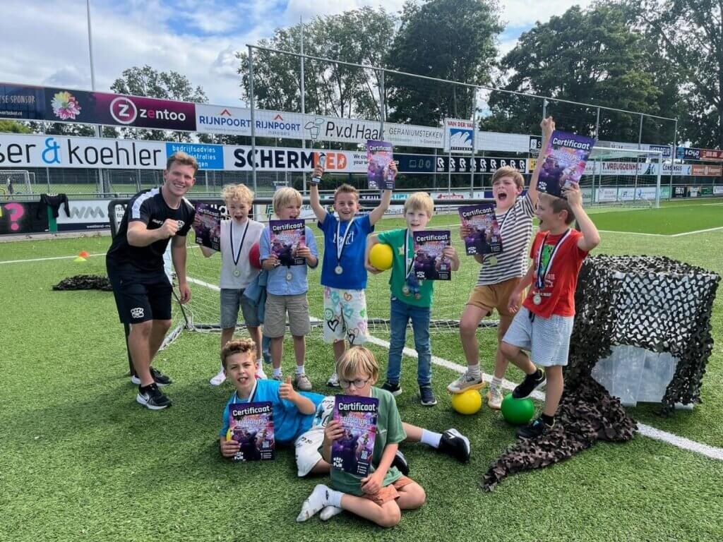 Groepsfoto van kinderen met certificaten tijdens het Brawl Stars kinderfeestje in het Westland.