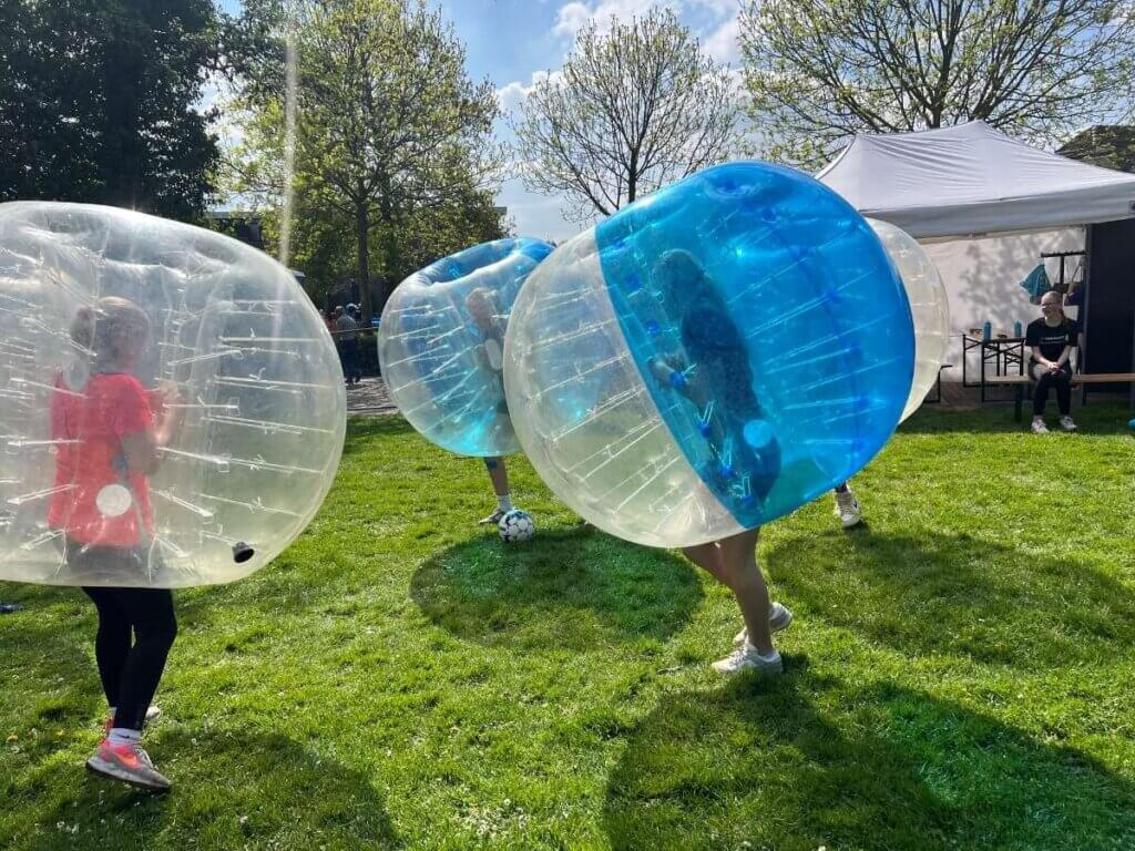 Kinderen spelen bubbelvoetbal tijdens een actief teamuitje van Move For Fun