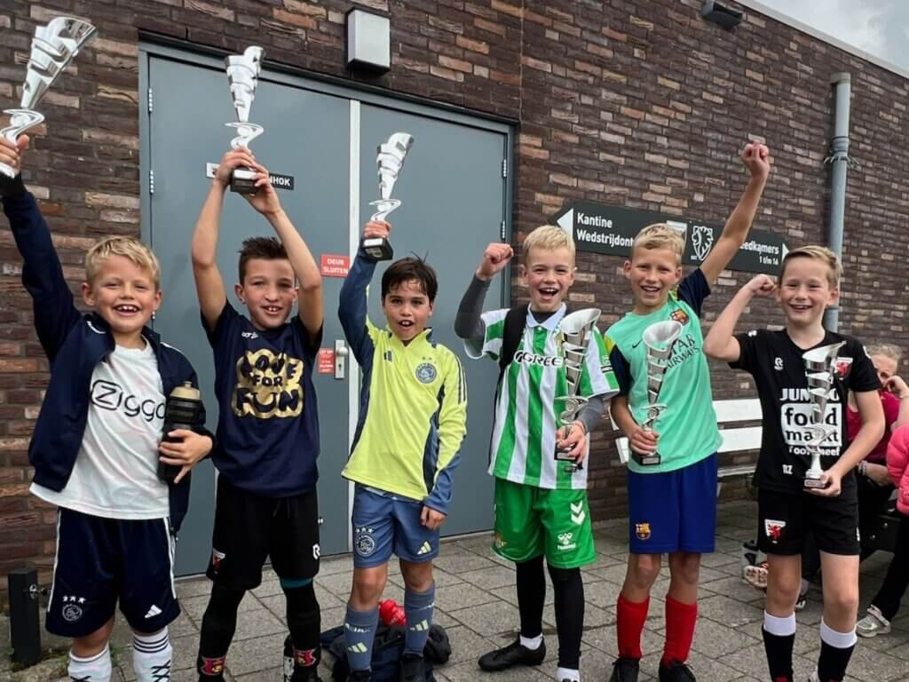 Kinderen met bekers na de trainingsochtend van het voetbalkamp in de herfstvakantie bij Move For Fun in het Westland