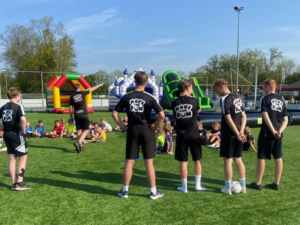 Begeleiders en kinderen tijdens het sport en spel kamp in de meivakantie 2024 bij Move For Fun in het Westland