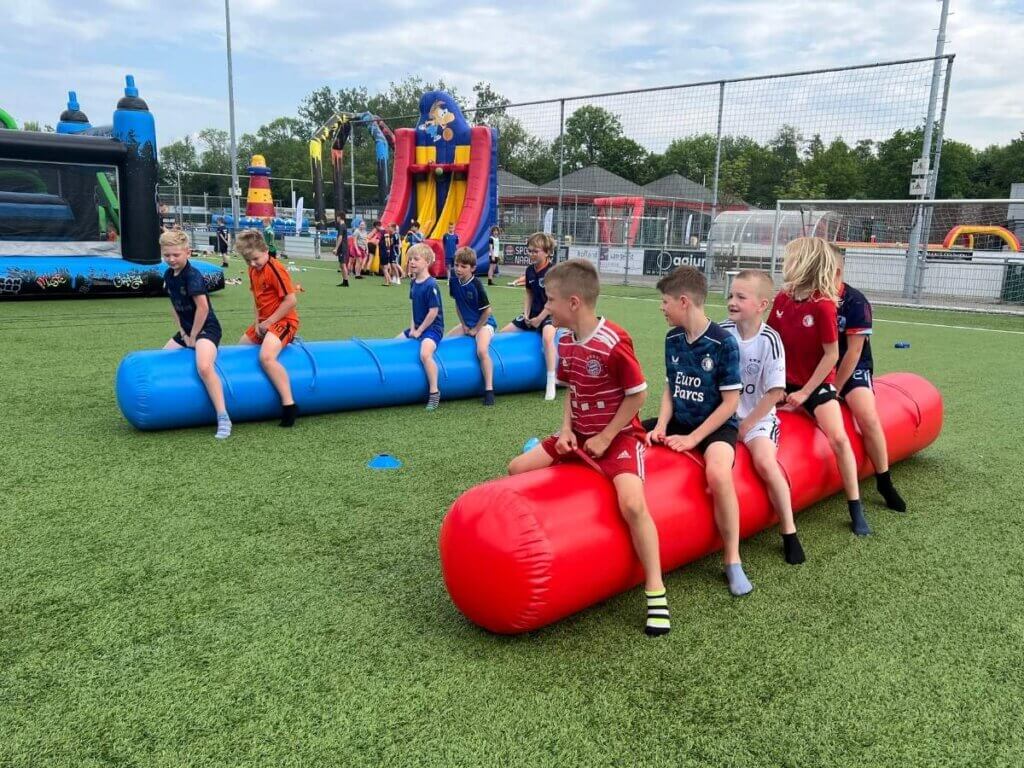 Kinderen tijdens een sport en spel dag in de meivakantie 2025 bij Move For Fun met grote stormbanen en springkussens in het Westland