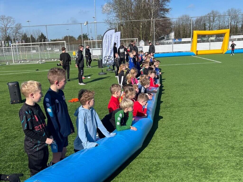 Kinderen tijdens een trainingsochtend van het voetbalkamp in de voorjaarsvakantie bij Move For Fun in het Westland
